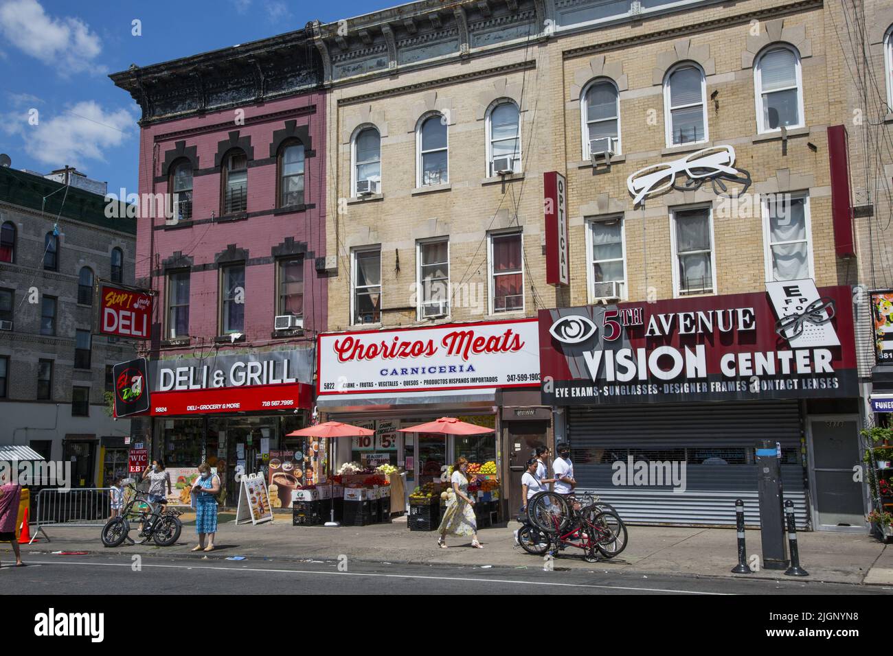 Entreprises avec appartements au-dessus de 5th Avenue, un quartier hispanique et mexicain dans la section Sunset Park de Brooklyn, New York. Banque D'Images