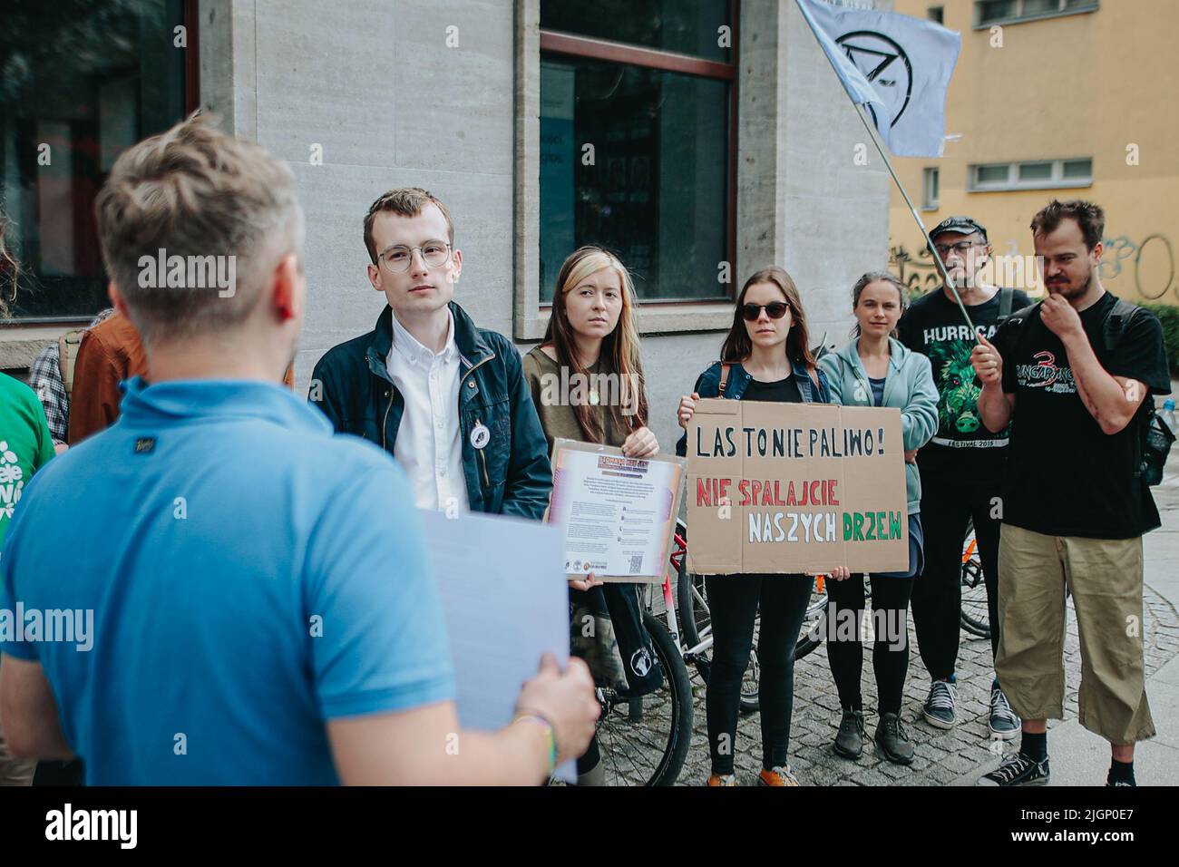 Wroclaw, Wroclaw, Pologne. 12th juillet 2022. A 12 juillet 2022, à la veille d'un vote important au Parlement européen, la grève des jeunes sur le climat a fait l'objet de pickings au Bureau d'information du Parlement européen à Wroclaw, exiger un changement dans la loi - cesser de reconnaître la biomasse du bois comme énergie renouvelable et cesser de reconnaître la biomasse du bois comme énergie renouvelable et cesser de subventionner cette source d'énergie. (Credit image: © Krzysztof Zatycki/ZUMA Press Wire) Banque D'Images