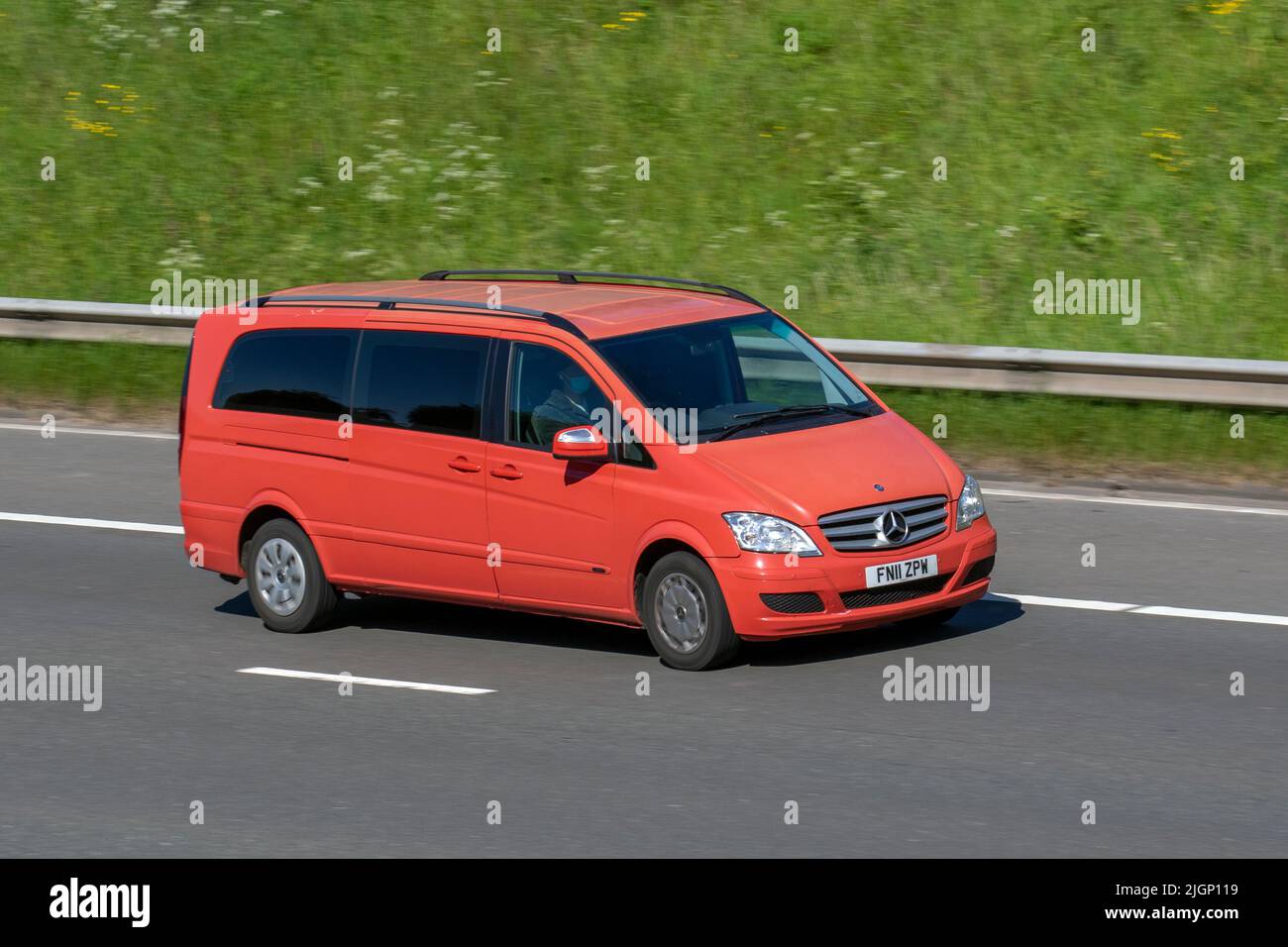 2011 Mercedes-Benz VIANO CDI BLUEEFFICIENCY AMBIENTE 2143cc V6 turbo diesel 5d fourgonnette ; sur l'autoroute M6, Manchester, Royaume-Uni Banque D'Images