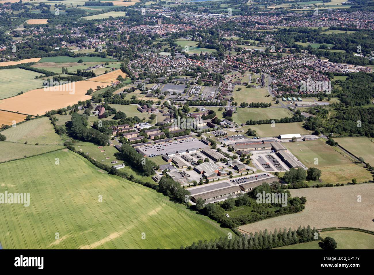 Vue aérienne de l'extrémité nord-ouest de l'ancienne caserne de Claro à Clotherholme Road, Ripon, North Yorkshire Banque D'Images
