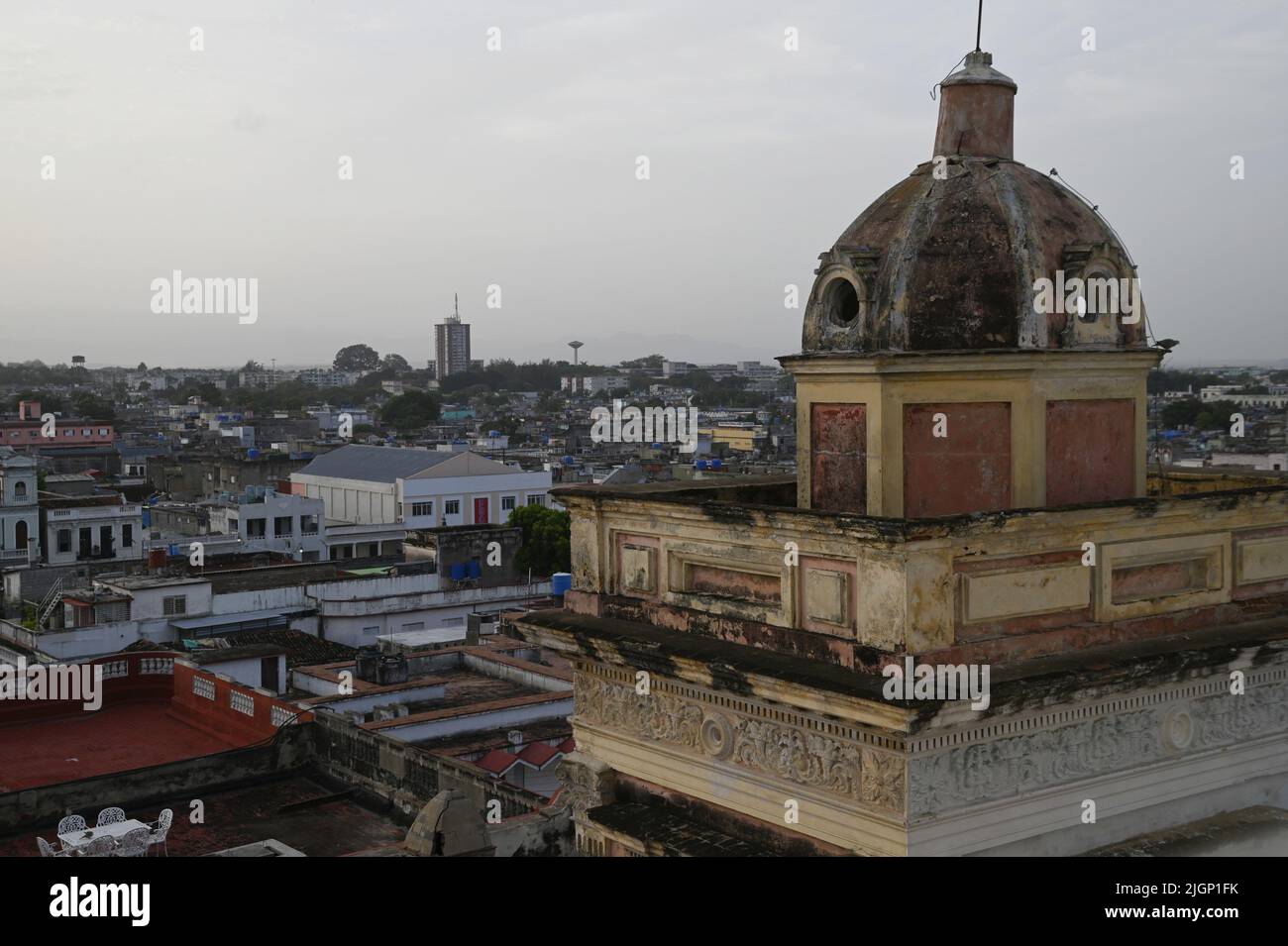 Paysage avec vue panoramique sur le centre historique urbain de Cienfuegos à Cuba. Banque D'Images