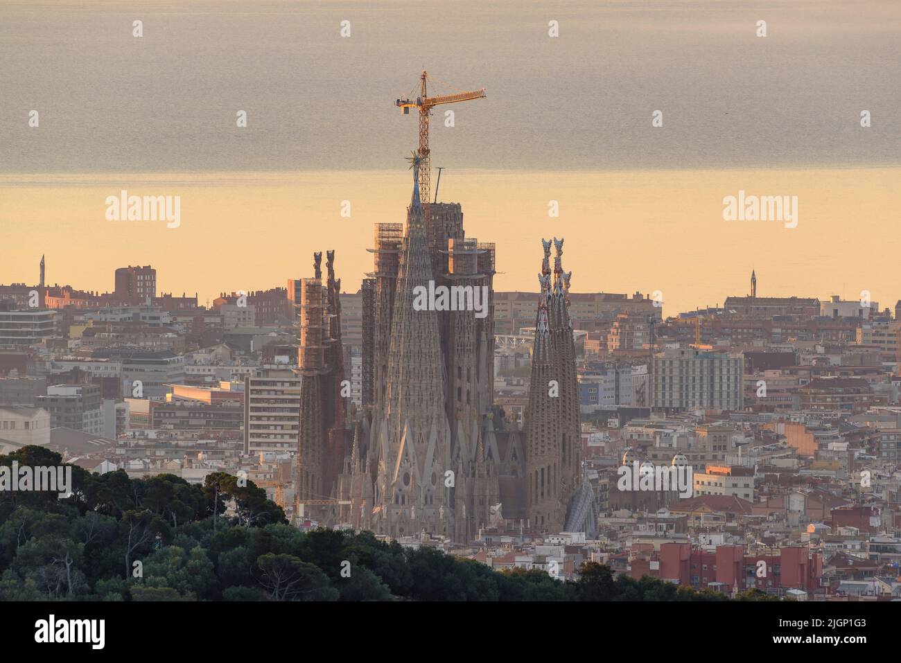 Lever du soleil à Barcelone et à la Sagrada Familia vue de la montagne Tibidabo (Barcelone, Catalogne, Espagne) ESP: Amanecer en Barcelone (Catalogne) Banque D'Images