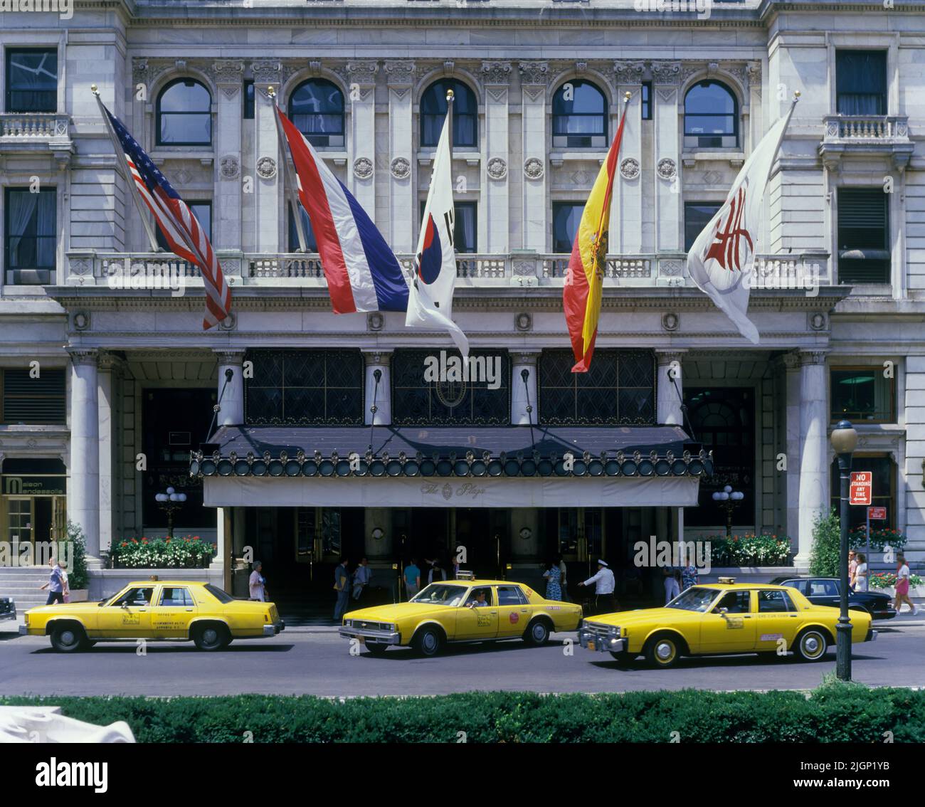 1987 TAXIS JAUNES HISTORIQUES (©GENERAL MOTORS CORP 1985) MAIN ENTRANCE PLAZA HOTEL (©HENRY J HARDENBERGH 1907) GRAND ARMY PLAZA MANHATTAN NEW YORK CITY USA Banque D'Images