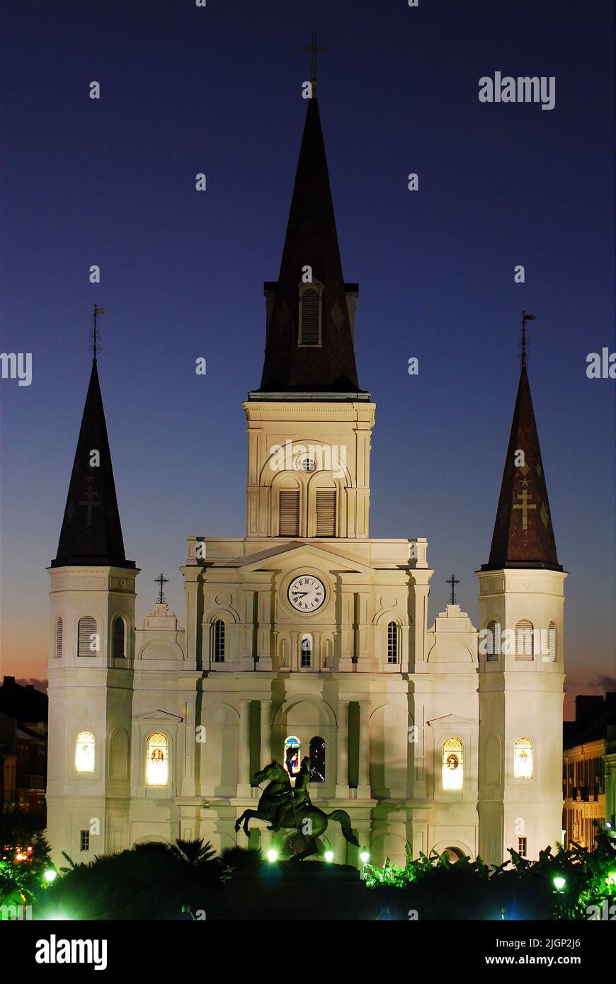 Les flèches de la cathédrale Saint-Louis bordent la place Jackson, avec une sculpture d'Andrew Jackson à cheval et le Quargter français de la Nouvelle-Orléans Banque D'Images