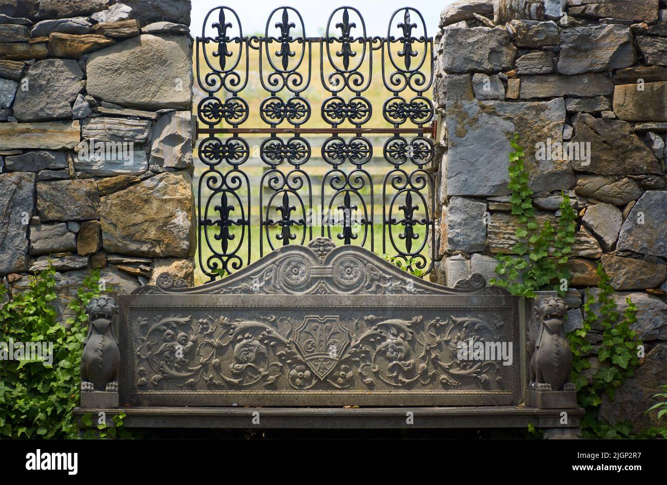 Banc en pierre et clôture en fer forgé dans le jardin du musée de la vallée de Shenandoah Banque D'Images