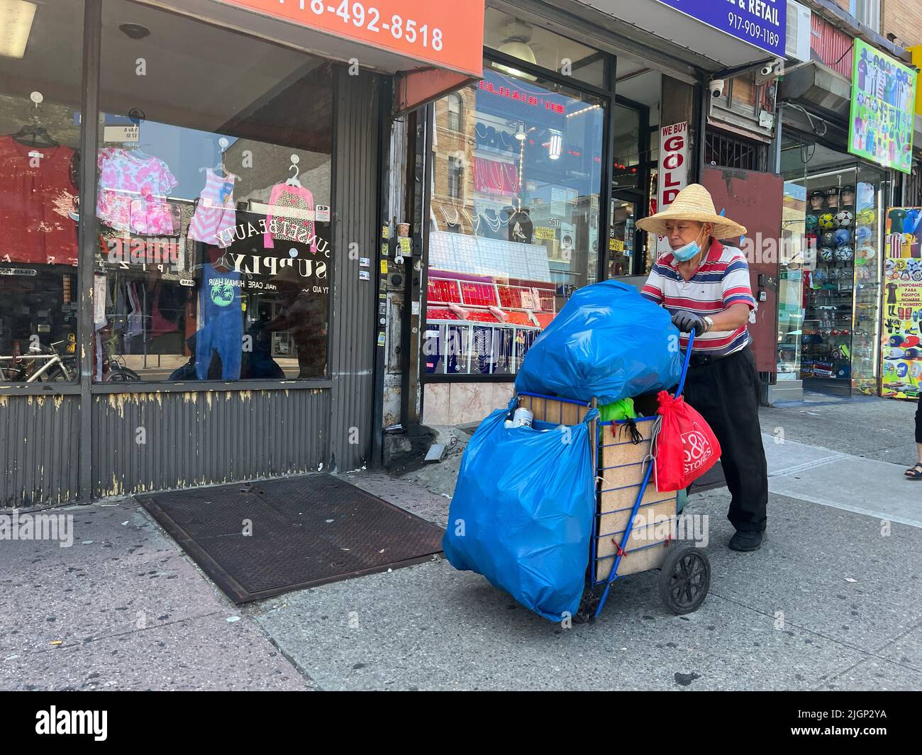 Collectionneur CAN sur 5th Avenue dans le quartier Sunset Park de Brooklyn, New York. Banque D'Images