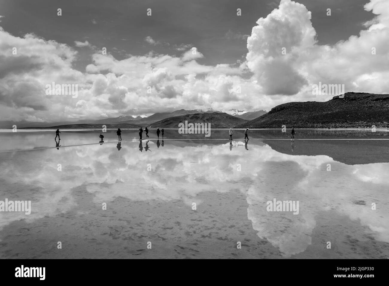 Visiteurs au lac Salar de Moche (lac Salinas) Lac salé près de la ville d'Arequipa, région d'Arequipa, Pérou. Banque D'Images