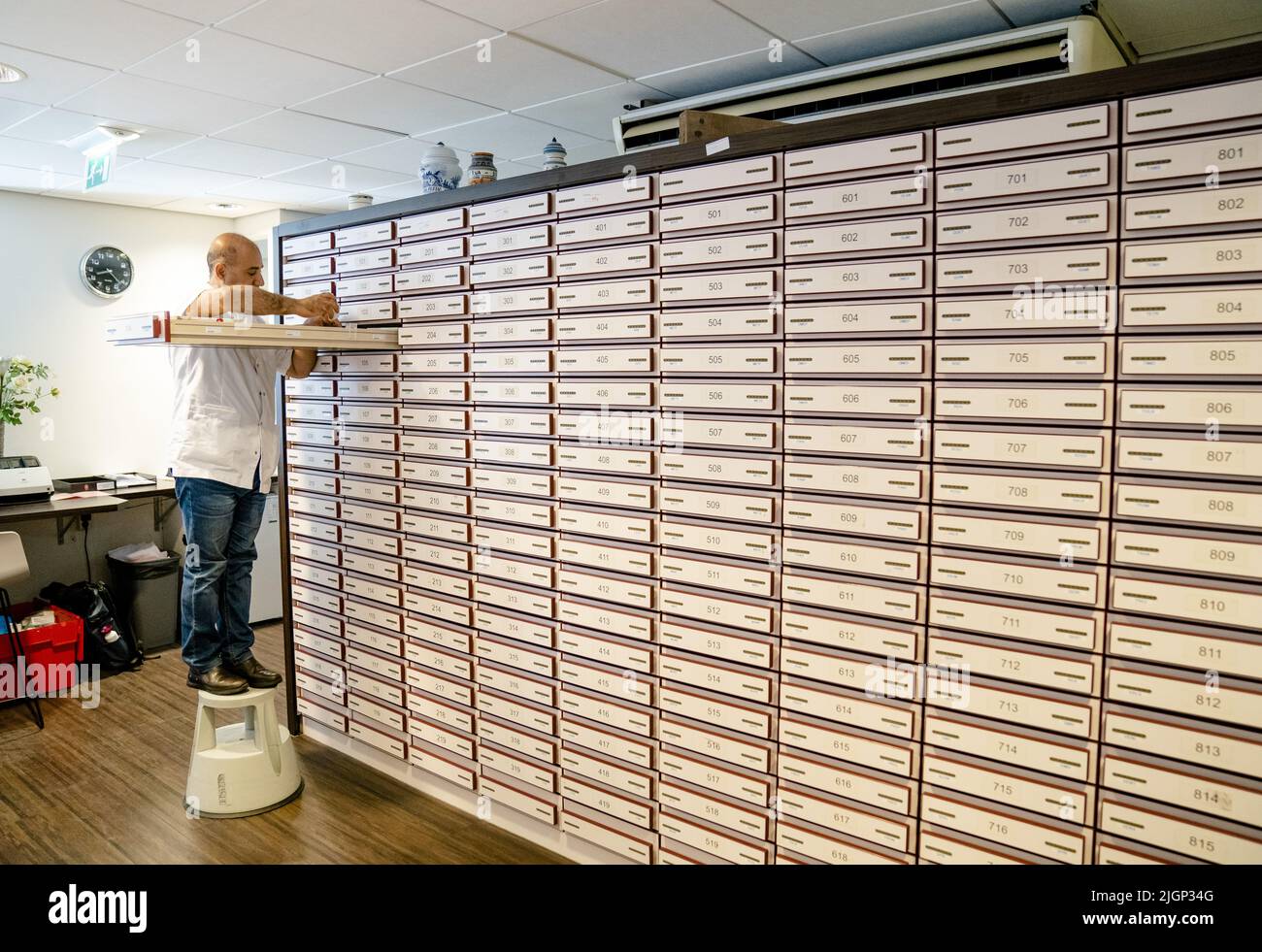 2022-07-08 08:17:45 LA HAYE - Un employé de pharmacie vérifie le stock dans une pharmacie. Le ministre Kuipers (VWS) a pour objectif d'introduire une règle de politique pour les fabricants et les grossistes, qui consiste à conserver un stock de fer de deux mois et demi. ANP BART MAAT pays-bas hors - belgique hors Banque D'Images