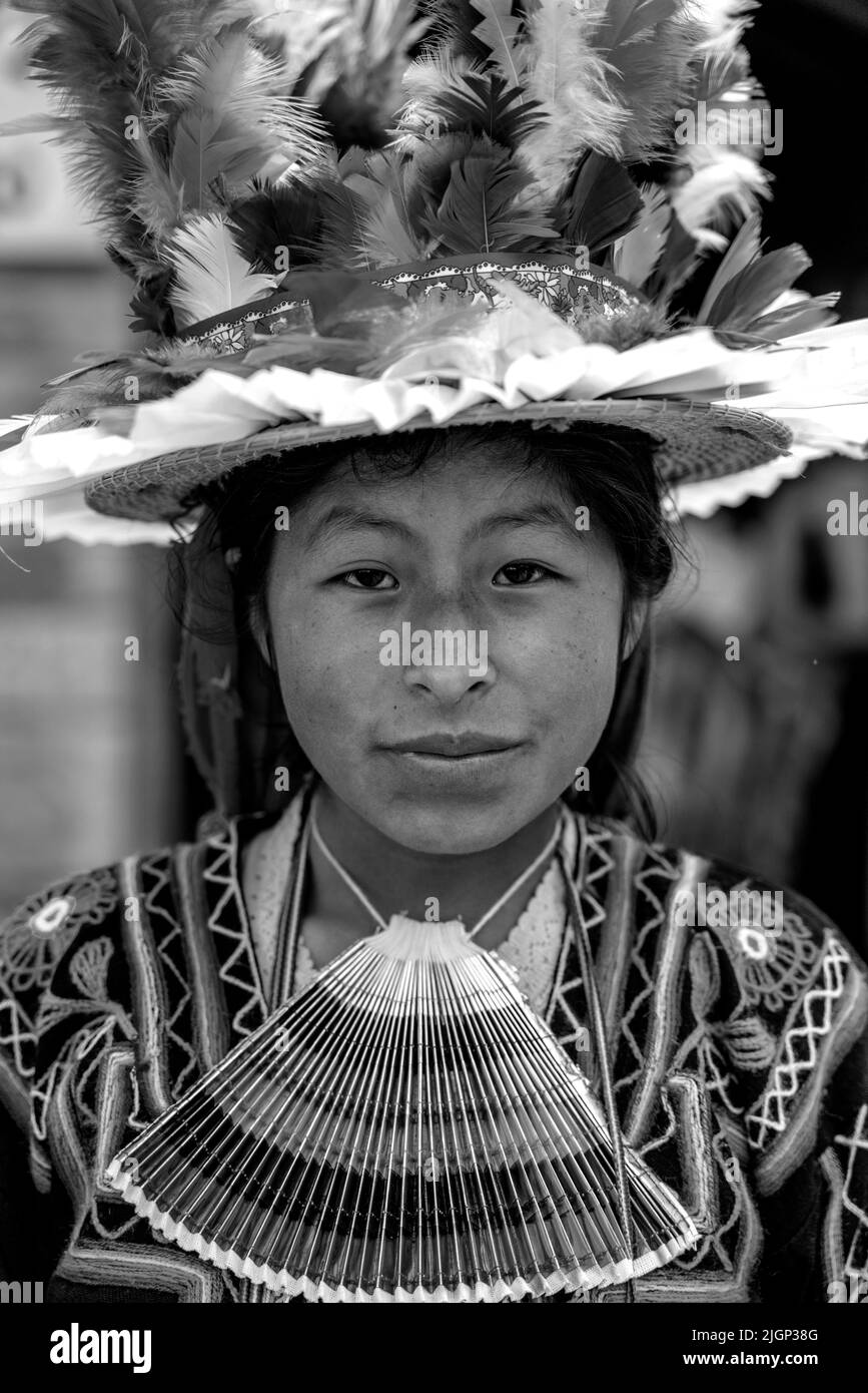 Une jeune femme Taquileno en costume traditionnel, île de Taquile, lac Titicaca, Puno, Pérou. Banque D'Images