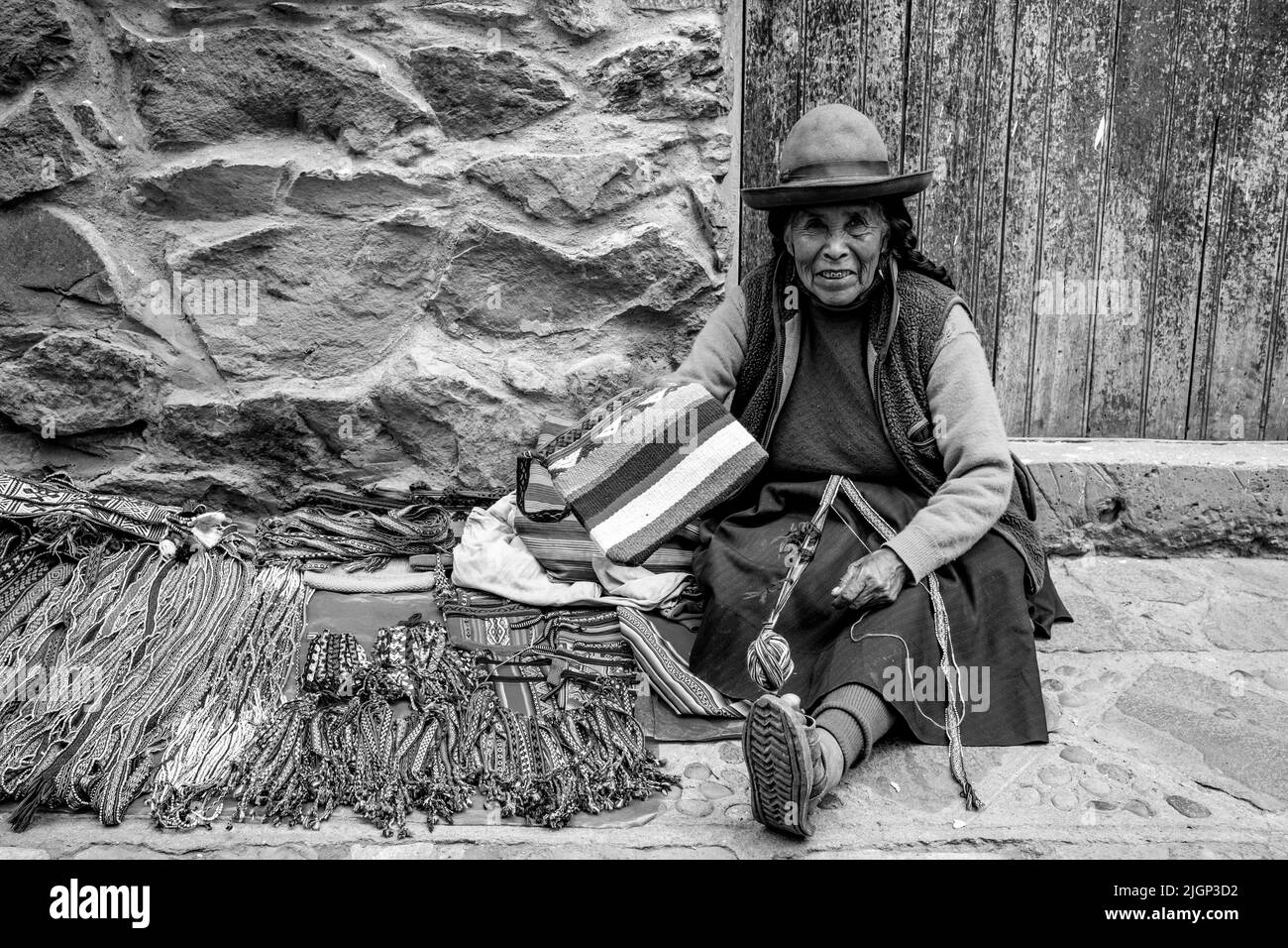 Femme autochtone montrant la méthode traditionnelle de la laine de tissage dans la ville de Pisac, la Vallée Sacrée, province de Calca, Pérou. Banque D'Images