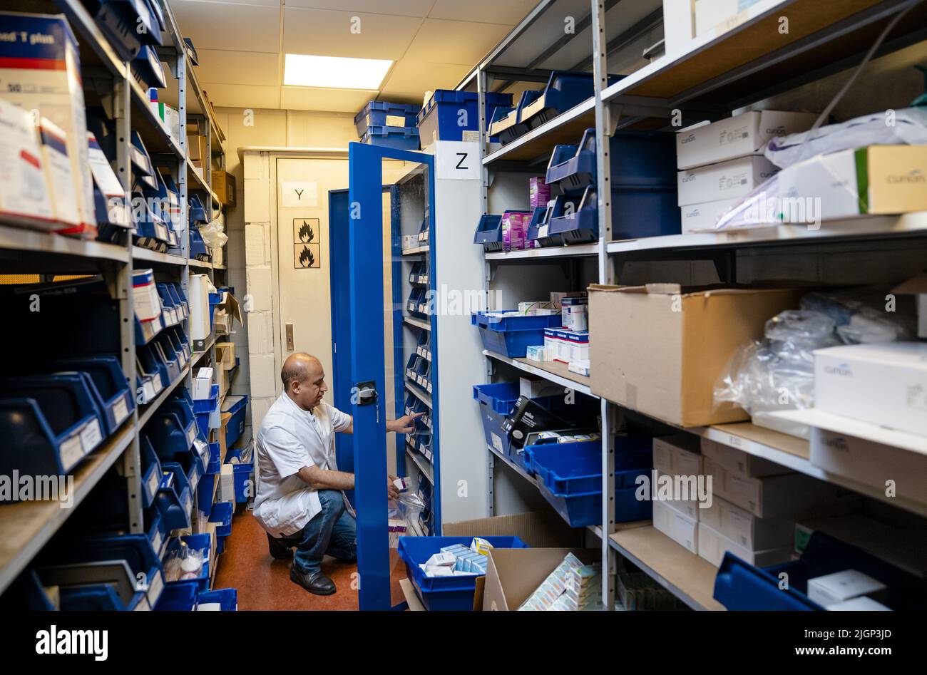 2022-07-08 08:20:34 LA HAYE - Un employé de pharmacie vérifie le stock dans une pharmacie. Le ministre Kuipers (VWS) a pour objectif d'introduire une règle de politique pour les fabricants et les grossistes, qui consiste à conserver un stock de fer de deux mois et demi. ANP BART MAAT pays-bas hors - belgique hors Banque D'Images