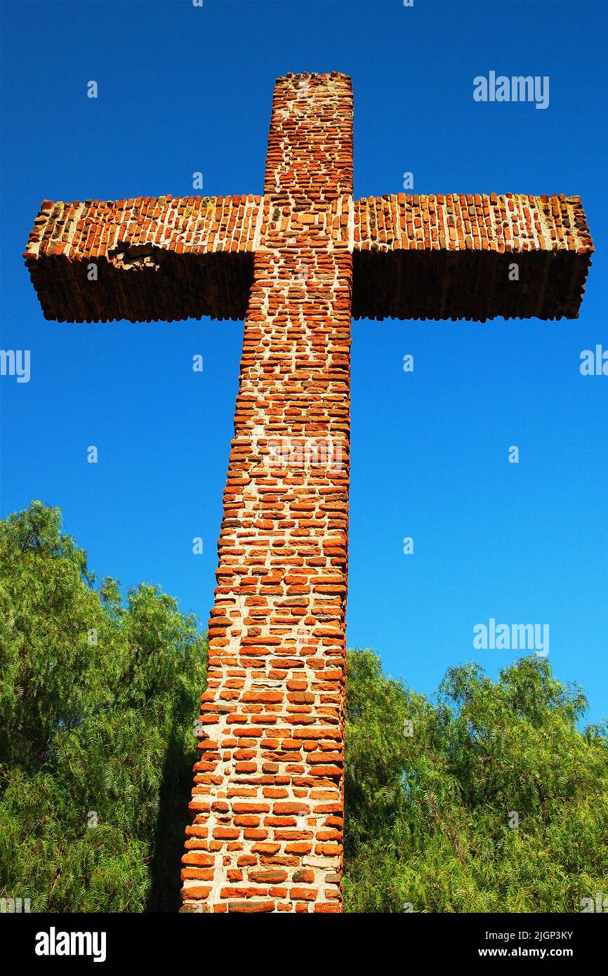 Une grande croix chrétienne de brique élevée se dresse sur une ancienne mission de Californie se trouve dans Presidio Park dans la vieille ville de San Diego Banque D'Images