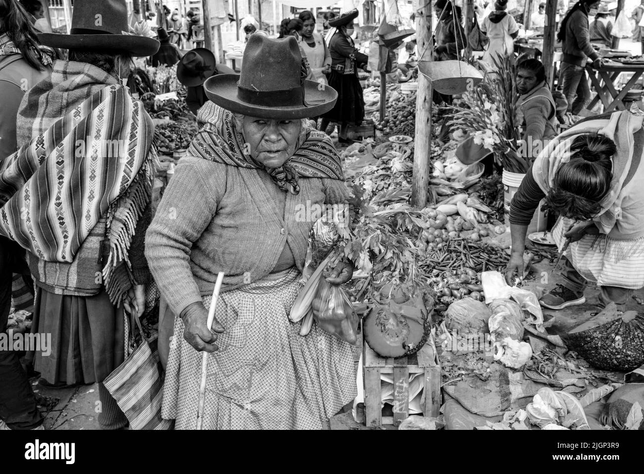 Senior Indigenous Quechua Women Shopping pour des fruits et des légumes au célèbre marché du dimanche dans le village de Chinchero, la Vallée Sacrée, Pérou. Banque D'Images