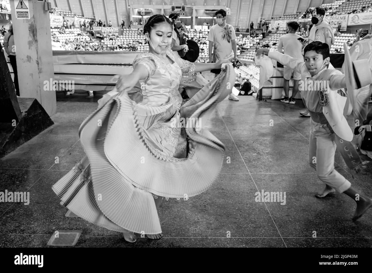 Jeunes danseurs péruviens pratiquez la danse Marinera avant de participer à une compétition au Marinera Dance Festival, Trujillo, Pérou. Banque D'Images