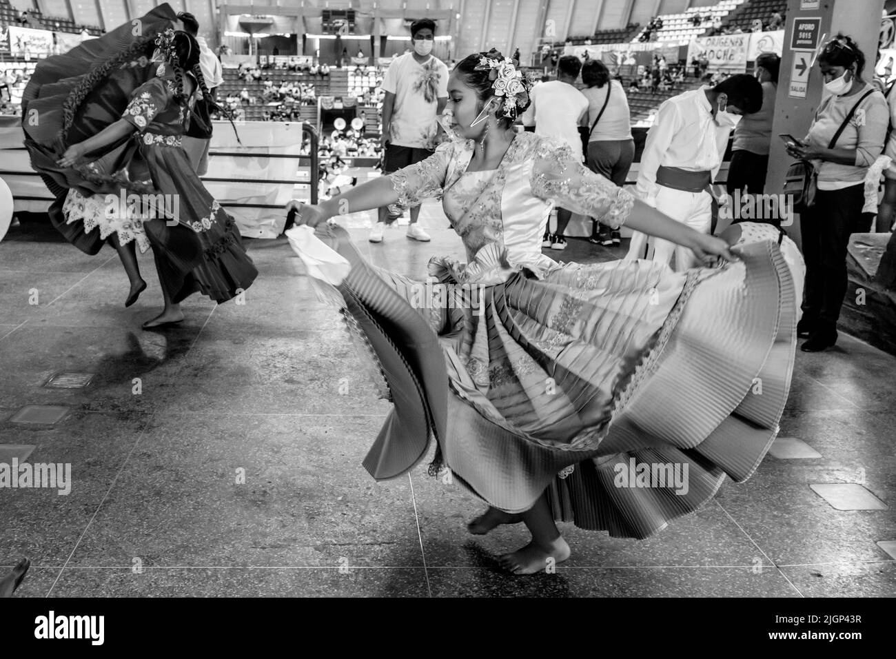 Jeunes danseurs péruviens pratiquez la danse Marinera avant de participer à une compétition au Marinera Dance Festival, Trujillo, Pérou. Banque D'Images