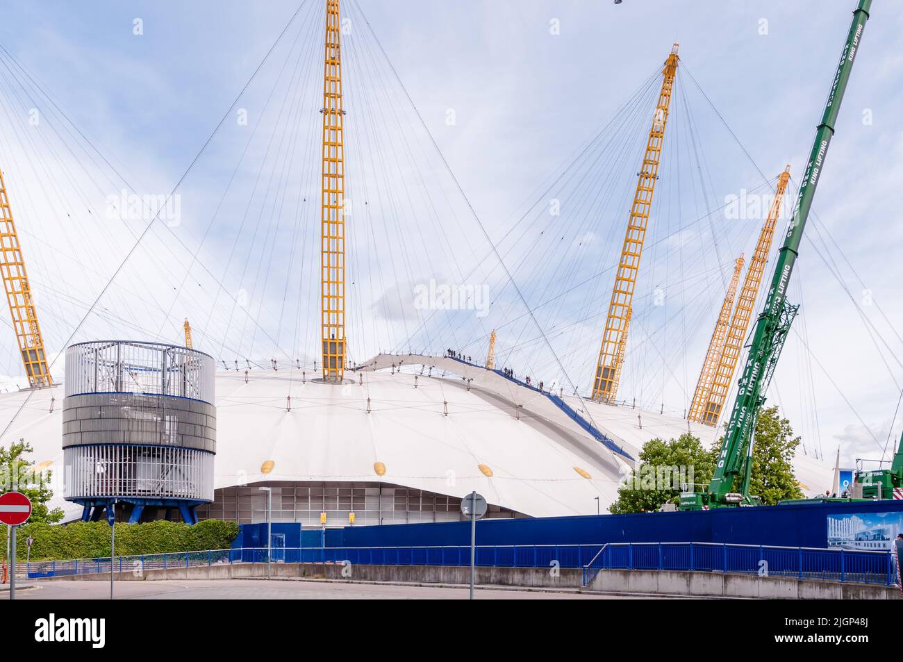 Grimpeurs sur le dôme de l'aréna de O2 de 53 mètres (174 pieds) de haut 'Roof Walk', une passerelle en tissu depuis les mâts de 25 juin 2022, sur la péninsule de Greenwich Banque D'Images