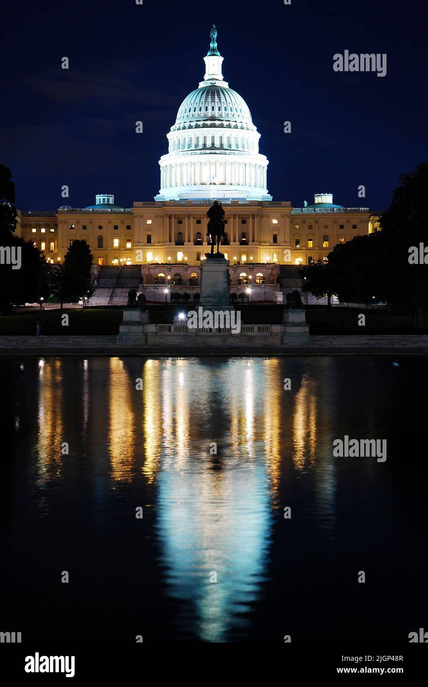 Le capitole des États-Unis à Washington DC est vu dans les eaux calmes de la piscine réfléchissante et est éclairé la nuit Banque D'Images