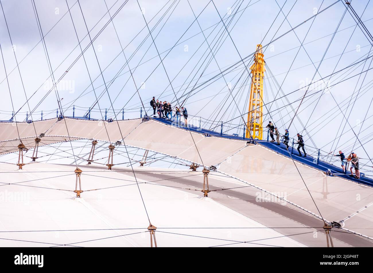 Grimpeurs sur le dôme de l'aréna de O2 de 53 mètres (174 pieds) de haut 'Roof Walk', une passerelle en tissu depuis les mâts de 25 juin 2022, sur la péninsule de Greenwich Banque D'Images
