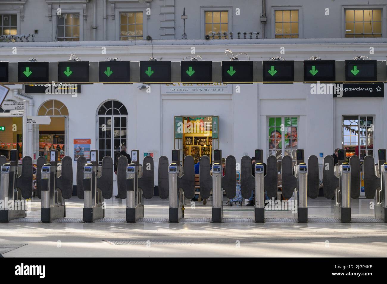 Barrières tarifaires à la gare ferroviaire de Brighton, Angleterre. Banque D'Images
