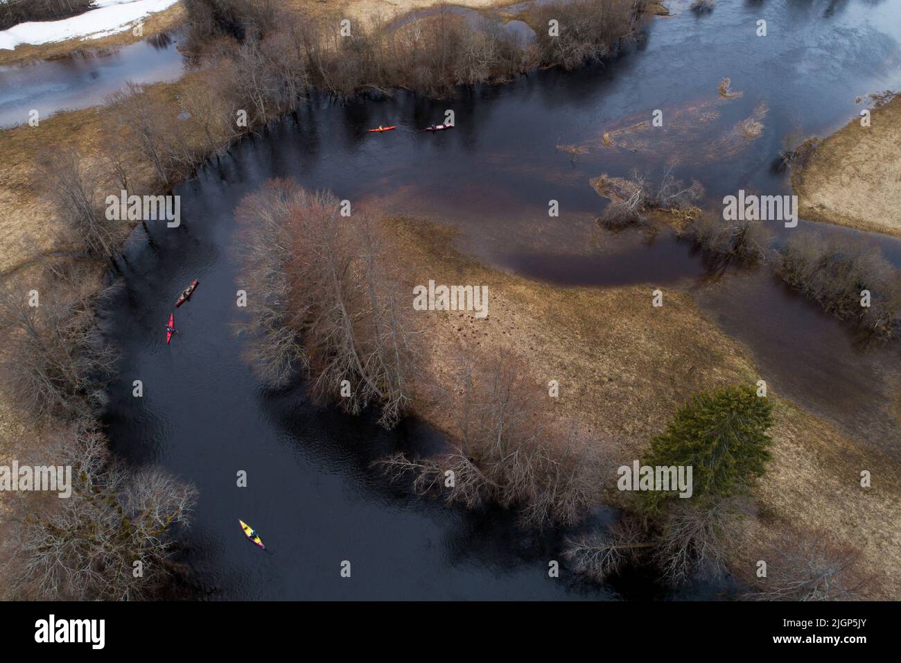 Antenne de canoës sur une rivière au printemps dans le parc national de Soomaa, Estonie Banque D'Images