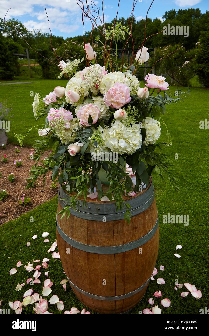 Arrangement floral au mariage avec l'hortensia, les pivoines et les roses. Les fleurs sont sur un grand canon à l'extérieur. Banque D'Images