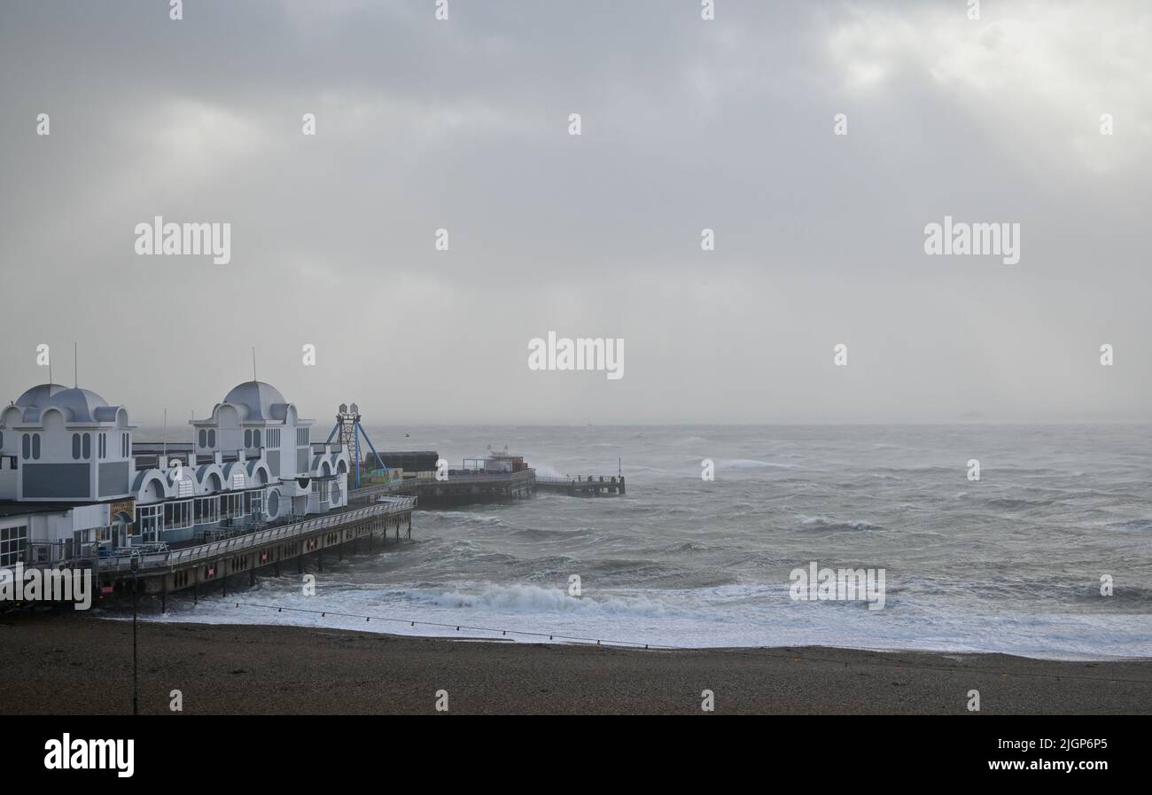 South Parade Pier, Southsea Hampshire Royaume-Uni pendant Storm Eunice février 2022 Banque D'Images