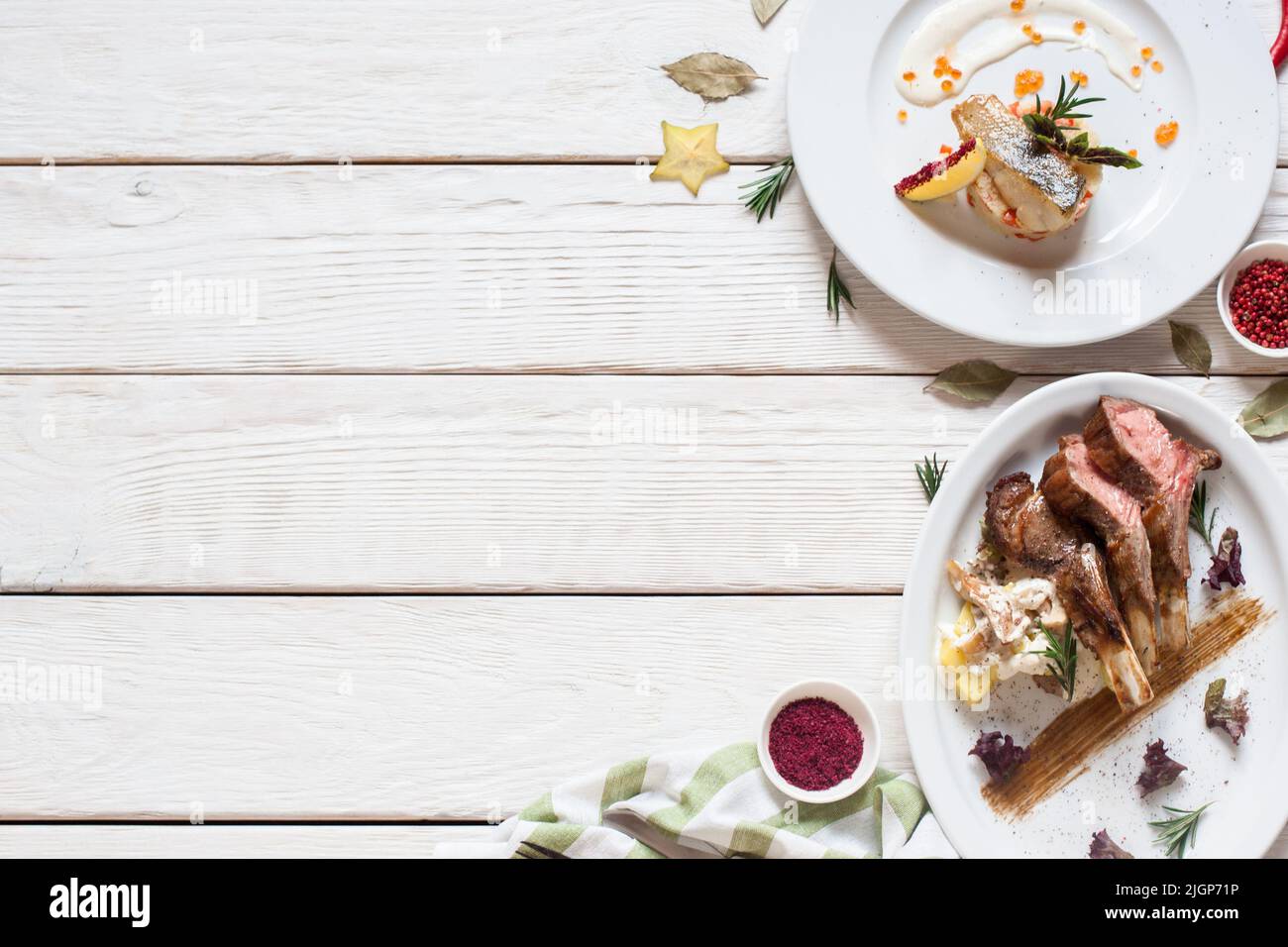 Poisson frit et viande sur une table en bois blanc Banque D'Images
