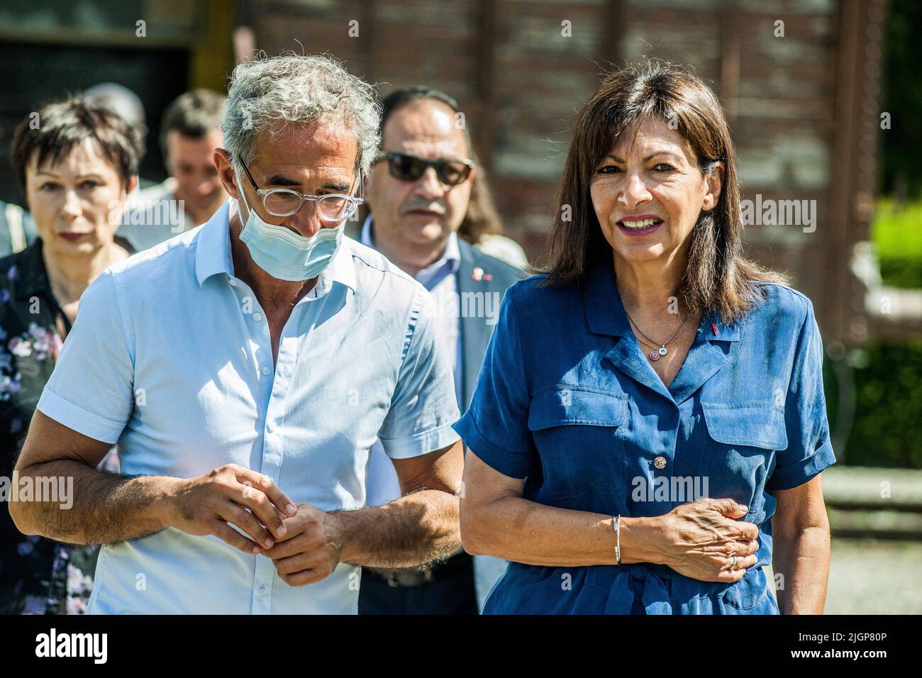 Anne Hidalgo, maire de Paris, écoute les explications du directeur du Mémorial de Shoah, Jacques Fredj, lors d'une visite dans le cadre de la célébration du 80th anniversaire de la tournée de Vel d'HIV au mémorial de l'Holocauste à Drancy, au nord de Paris, sur 12 juillet 2022. Le 16 juillet et 17 1942, plus de 13 000 hommes, femmes et enfants juifs ont été arrêtés à Paris lors de la ronde de vérité d'HIV. Des célibataires et des couples sans enfants ont été chargés sur les bus et emmenés au camp de Drancy, tandis que des familles avec enfants ont été envoyées au vélodrome d'hiver dans le 15th arrondissement de Paris. Photo de Pi Banque D'Images
