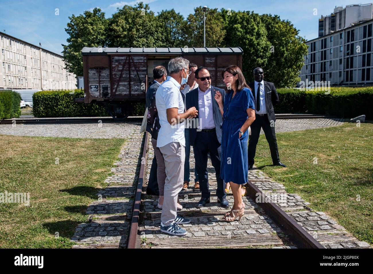 Anne Hidalgo, maire de Paris, écoute les explications du directeur du Mémorial de Shoah, Jacques Fredj, lors d'une visite dans le cadre de la célébration du 80th anniversaire de la tournée de Vel d'HIV au mémorial de l'Holocauste à Drancy, au nord de Paris, sur 12 juillet 2022. Le 16 juillet et 17 1942, plus de 13 000 hommes, femmes et enfants juifs ont été arrêtés à Paris lors de la ronde de vérité d'HIV. Des célibataires et des couples sans enfants ont été chargés sur les bus et emmenés au camp de Drancy, tandis que des familles avec enfants ont été envoyées au vélodrome d'hiver dans le 15th arrondissement de Paris. Photo de Pi Banque D'Images