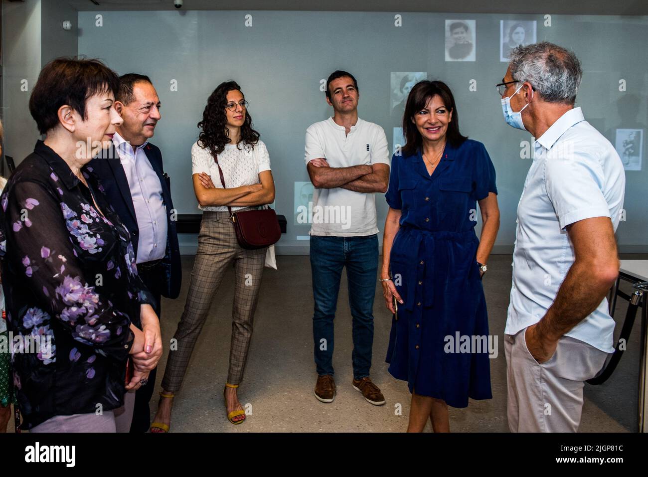Anne Hidalgo, maire de Paris, accompagnée du directeur du Mémorial de la Shoah, Jacques Fredj, lors de la visite du musée du Mémorial de la Shoah, dans le cadre de la célébration du 80th anniversaire de la tournée de Vel d'HIV à Drancy, au nord de Paris, sur 12 juillet 2022. Le 16 juillet et 17 1942, plus de 13 000 hommes, femmes et enfants juifs ont été arrêtés à Paris lors de la ronde de vérité d'HIV. Des célibataires et des couples sans enfants ont été chargés sur les bus et emmenés au camp de Drancy, tandis que des familles avec enfants ont été envoyées au vélodrome d'hiver dans le 15th arrondissement de Paris. Photo par Pie Banque D'Images