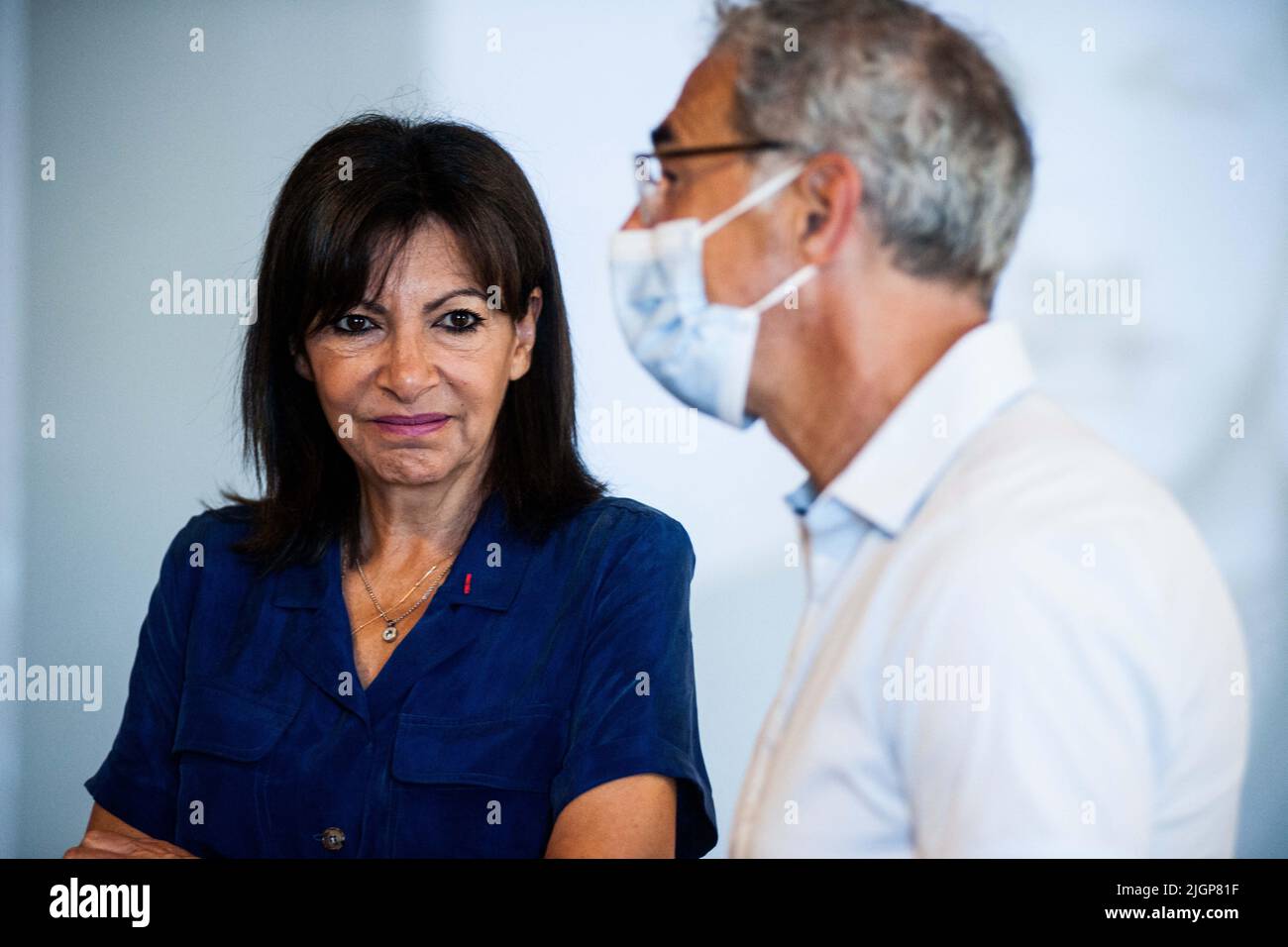 Anne Hidalgo, maire de Paris, accompagnée du directeur du Mémorial de la Shoah, Jacques Fredj, lors de la visite du musée du Mémorial de la Shoah, dans le cadre de la célébration du 80th anniversaire de la tournée de Vel d'HIV à Drancy, au nord de Paris, sur 12 juillet 2022. Le 16 juillet et 17 1942, plus de 13 000 hommes, femmes et enfants juifs ont été arrêtés à Paris lors de la ronde de vérité d'HIV. Des célibataires et des couples sans enfants ont été chargés sur les bus et emmenés au camp de Drancy, tandis que des familles avec enfants ont été envoyées au vélodrome d'hiver dans le 15th arrondissement de Paris. Photo par Pie Banque D'Images