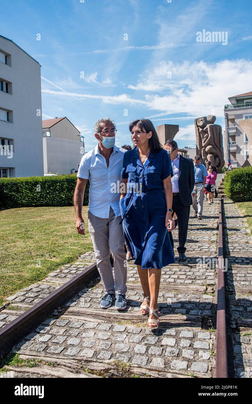 Anne Hidalgo, maire de Paris, écoute les explications du directeur du Mémorial de Shoah, Jacques Fredj, lors d'une visite dans le cadre de la célébration du 80th anniversaire de la tournée de Vel d'HIV au mémorial de l'Holocauste à Drancy, au nord de Paris, sur 12 juillet 2022. Le 16 juillet et 17 1942, plus de 13 000 hommes, femmes et enfants juifs ont été arrêtés à Paris lors de la ronde de vérité d'HIV. Des célibataires et des couples sans enfants ont été chargés sur les bus et emmenés au camp de Drancy, tandis que des familles avec enfants ont été envoyées au vélodrome d'hiver dans le 15th arrondissement de Paris. Photo de Pi Banque D'Images