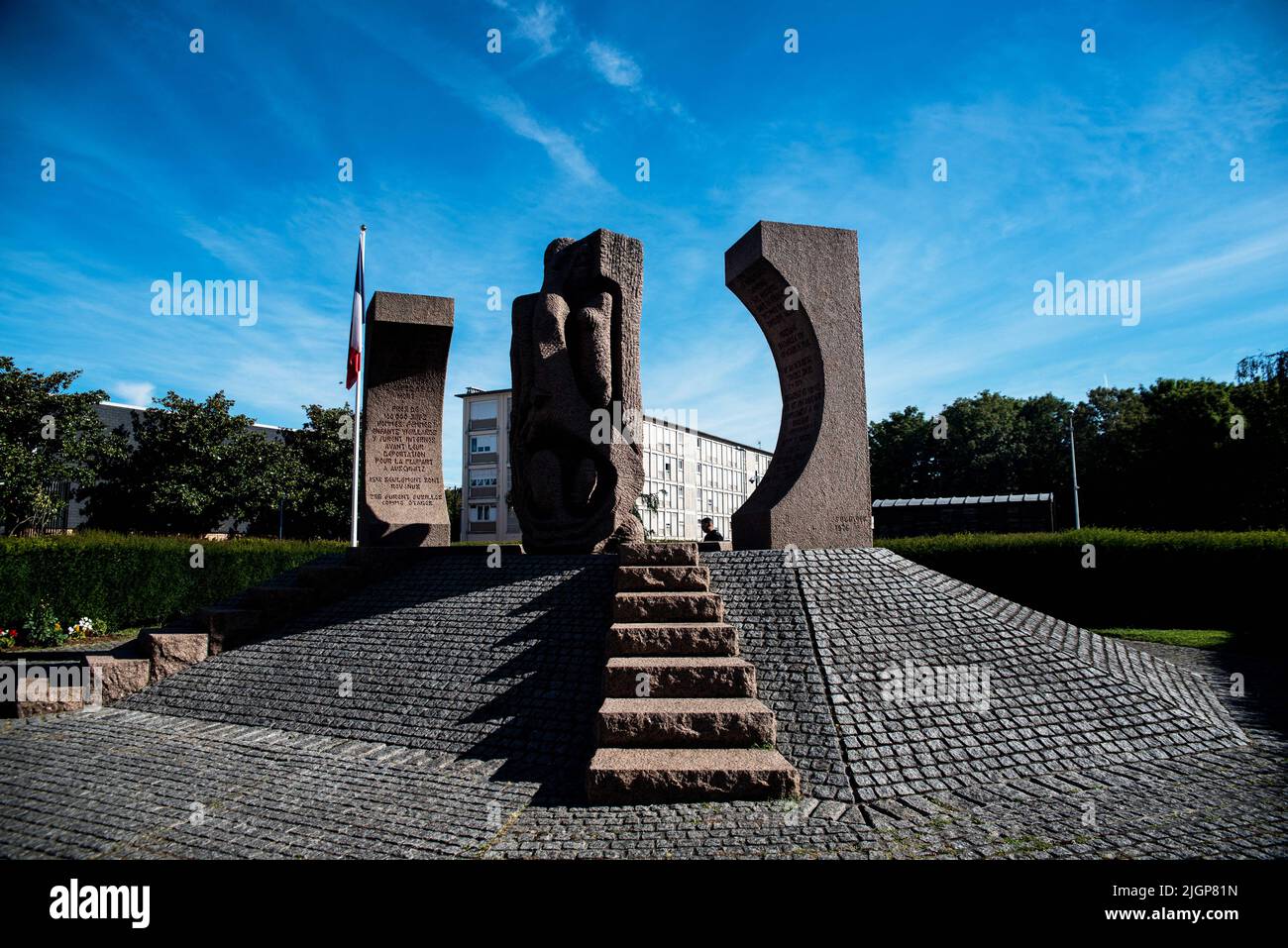 Monument à la déportée, par Shelomo Selinger (1976), lors d'une visite dans le cadre de la célébration du 80th anniversaire de la Vel d'HIV, au mémorial de l'Holocauste à Drancy, au nord de Paris, sur 12 juillet 2022. Le 16 juillet et 17 1942, plus de 13 000 hommes, femmes et enfants juifs ont été arrêtés à Paris lors de la ronde de vérité d'HIV. Des célibataires et des couples sans enfants ont été chargés sur les bus et emmenés au camp de Drancy, tandis que des familles avec enfants ont été envoyées au vélodrome d'hiver dans le 15th arrondissement de Paris. Photo de Pierrick Villette/ABACAPRESS.COM Banque D'Images