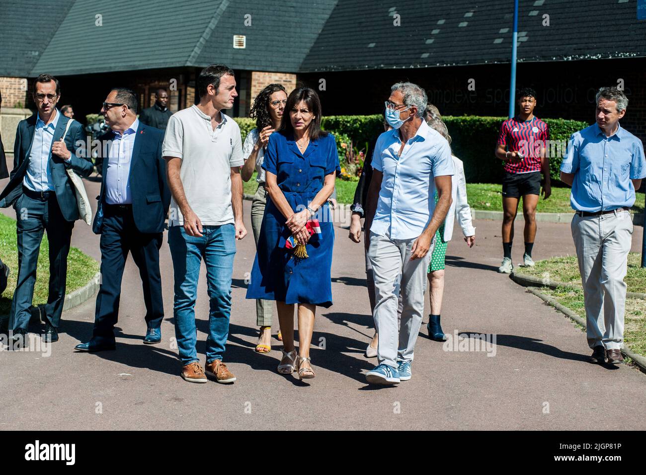 Anne Hidalgo, maire de Paris, accompagnée du directeur du Mémorial de Shoah, Jacques Fredj, lors de sa visite dans le cadre de la célébration du 80th anniversaire de la tournée de Vel d'HIV à Drancy, au nord de Paris, sur 12 juillet 2022. Le 16 juillet et 17 1942, plus de 13 000 hommes, femmes et enfants juifs ont été arrêtés à Paris lors de la ronde de vérité d'HIV. Des célibataires et des couples sans enfants ont été chargés sur les bus et emmenés au camp de Drancy, tandis que des familles avec enfants ont été envoyées au vélodrome d'hiver dans le 15th arrondissement de Paris. Photo de Pierrick Villette/ABACAPRESS.COM Banque D'Images