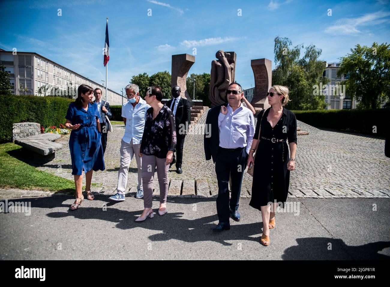 Anne Hidalgo, maire de Paris, s'éloigne du Monument à la déportation, par Shelomo Selinger (1976), lors d'une visite dans le cadre de la célébration du 80th anniversaire de la Vel d'HIV, au mémorial de l'Holocauste à Drancy, au nord de Paris, sur 12 juillet 2022. Le 16 juillet et 17 1942, plus de 13 000 hommes, femmes et enfants juifs ont été arrêtés à Paris lors de la ronde de vérité d'HIV. Des célibataires et des couples sans enfants ont été chargés sur les bus et emmenés au camp de Drancy, tandis que des familles avec enfants ont été envoyées au vélodrome d'hiver dans le 15th arrondissement de Paris. Photo par Pie Banque D'Images