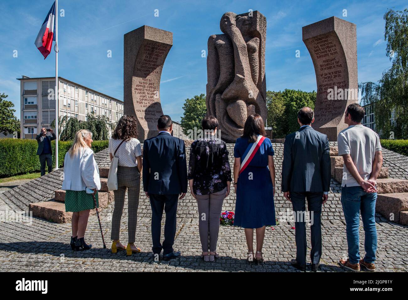 Anne Hidalgo, maire de Paris, en face du monument à la déportation, par Shelomo Selinger (1976), lors d'une visite dans le cadre de la célébration du 80th anniversaire de la Vel d'HIV, au mémorial de l'Holocauste à Drancy, au nord de Paris, sur 12 juillet 2022. Le 16 juillet et 17 1942, plus de 13 000 hommes, femmes et enfants juifs ont été arrêtés à Paris lors de la ronde de vérité d'HIV. Des célibataires et des couples sans enfants ont été chargés sur les bus et emmenés au camp de Drancy, tandis que des familles avec enfants ont été envoyées au vélodrome d'hiver dans le 15th arrondissement de Paris. Photo de Pierric Banque D'Images
