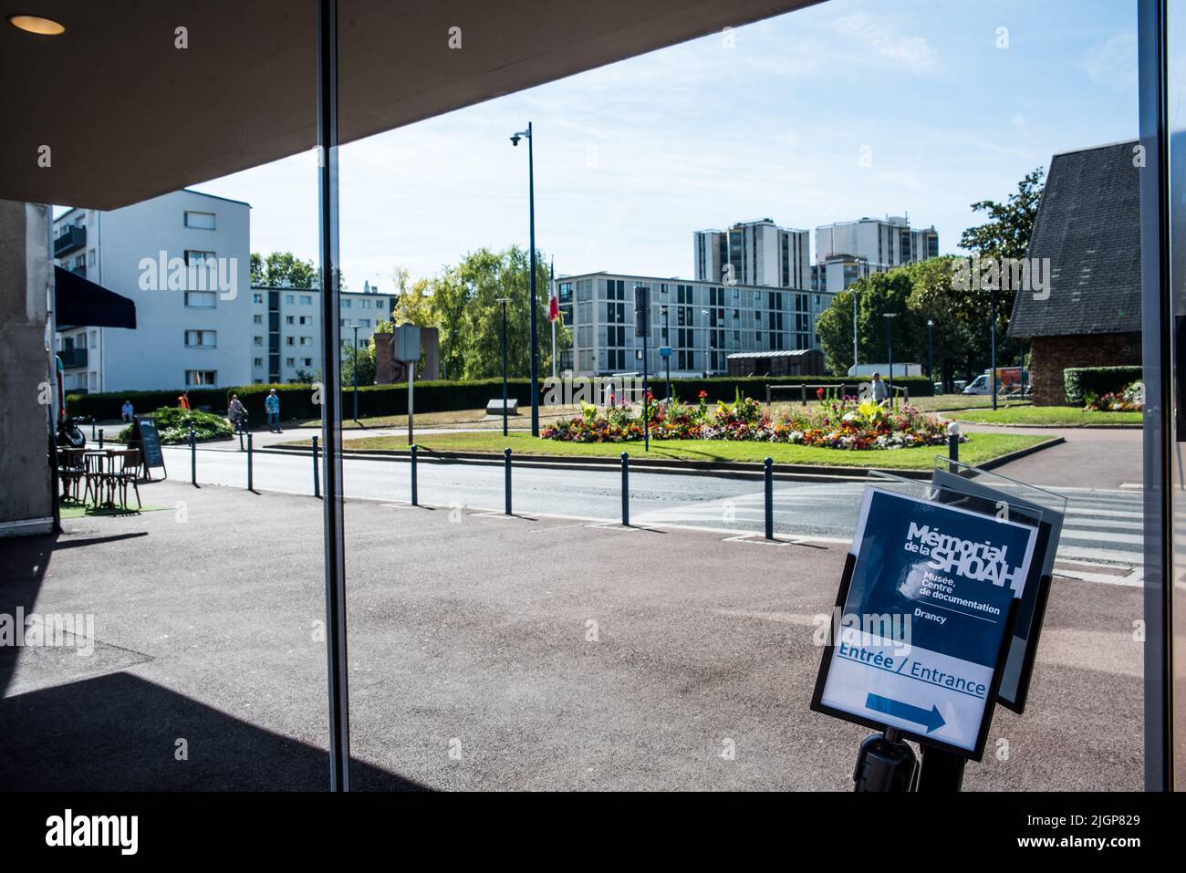 Une vue sur le musée du Mémorial de Shoah, dans le cadre de la célébration du 80th anniversaire de la Vel d'HIV tour-up à Drancy, au nord de Paris, sur 12 juillet 2022. Le 16 juillet et 17 1942, plus de 13 000 hommes, femmes et enfants juifs ont été arrêtés à Paris lors de la ronde de vérité d'HIV. Des célibataires et des couples sans enfants ont été chargés sur les bus et emmenés au camp de Drancy, tandis que des familles avec enfants ont été envoyées au vélodrome d'hiver dans le 15th arrondissement de Paris. Photo de Pierrick Villette/ABACAPRESS.COM Banque D'Images