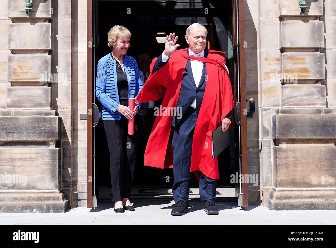 Jack Nicklaus (à droite), avec sa femme Barbara Nicklaus, après avoir été nommé citoyen honoraire de St Andrews par le Royal Burgh of St Andrews Community Council lors de la cérémonie à la salle des jeunes, à St Andrews. Date de la photo: Mardi 12 juillet 2022. Banque D'Images