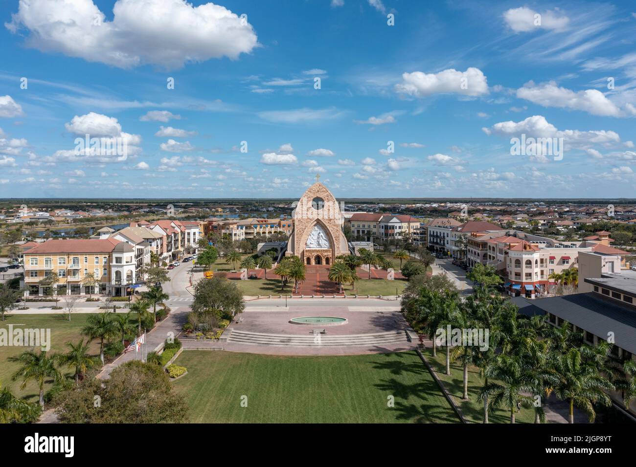 Image aérienne de la cathédrale et du centre-ville à Ave Maria Florida près de Naples dans les Everglades du comté de collier. Pizza Domino's catholique Banque D'Images