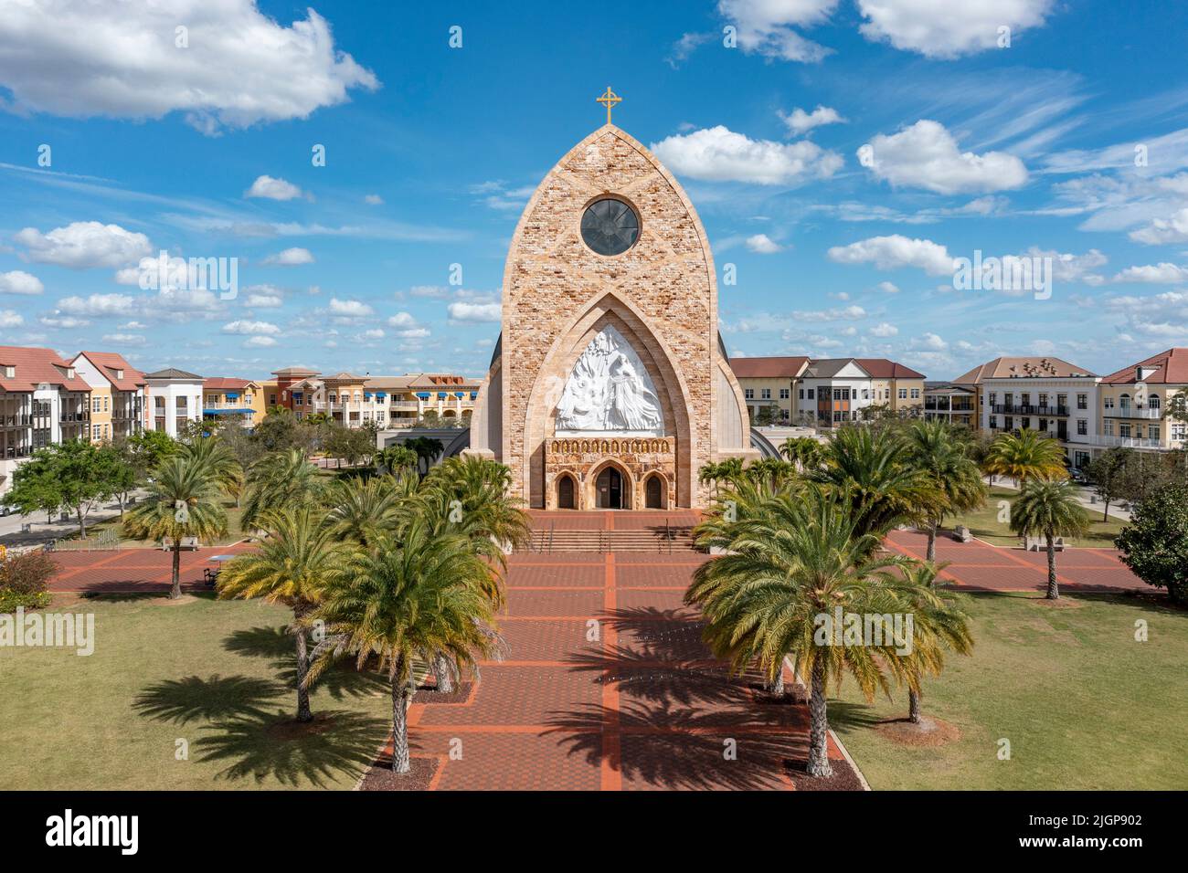 Image aérienne de la cathédrale et du centre-ville à Ave Maria Florida près de Naples dans les Everglades du comté de collier. Pizza Domino's catholique Banque D'Images