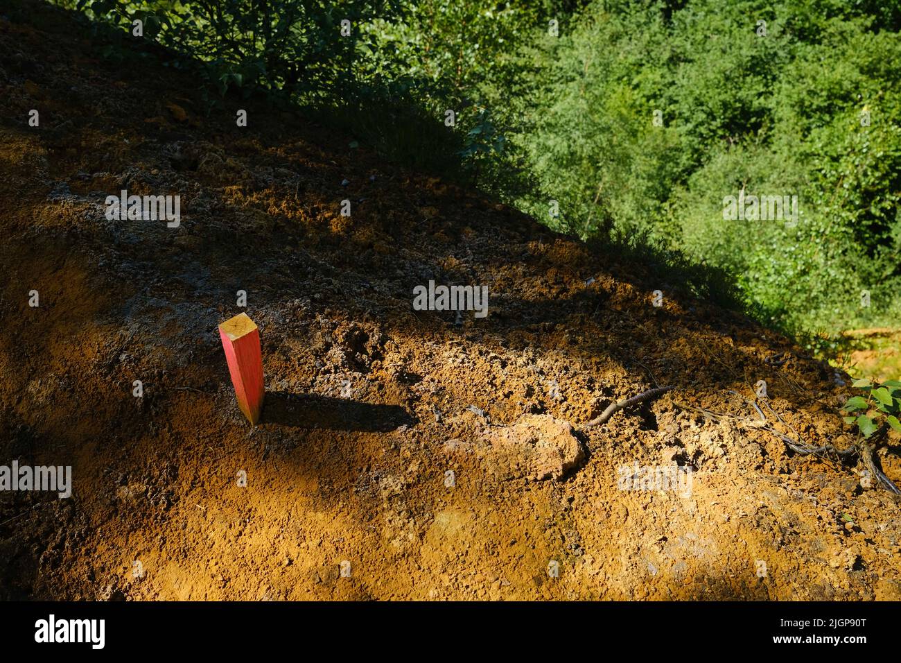 Fermée en 1987, la mine de tungstène de Salau (vallée de Salat, commune de Couflens, Ariège, France) expose encore des déchets toxiques en plein air (terre orange vif), dont le ruissellement s'écoule directement dans un affluent du fleuve Salat. Seulement seize ans après son ouverture, la mine a été fermée et les cavités souterraines ont été abandonnées, sans entretien. En juin 2022, après plusieurs décisions judiciaires annulant le nouveau permis de recherche, le Conseil d'État a relancé le dossier. Mentionné par le ministère de l'économie et l'exploitant Variscan Mines, la haute autorité a annulé le précédent c Banque D'Images