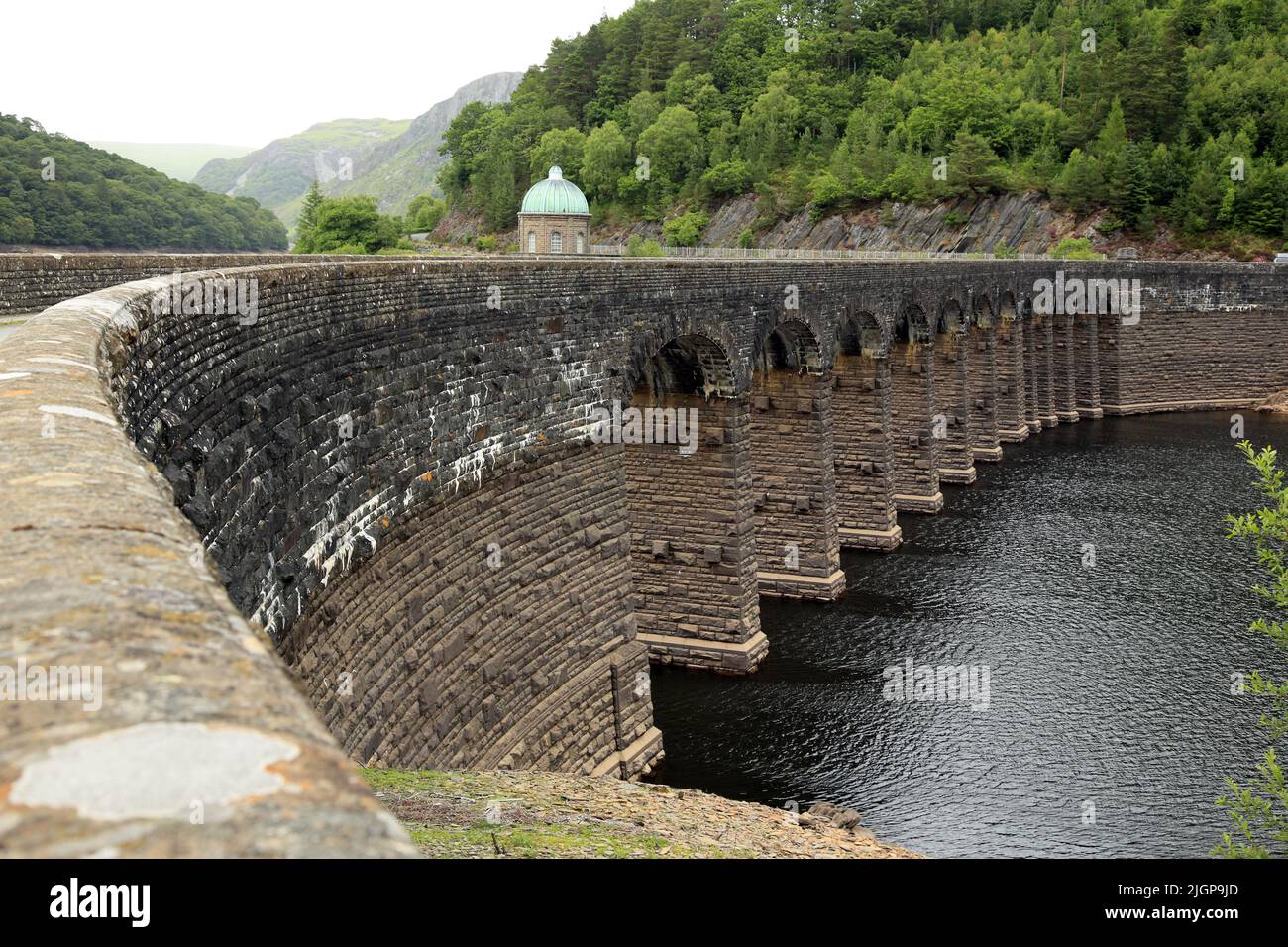 Faibles niveaux d'eau au barrage de Garreg DDU dans la vallée d'Elan, Powys, pays de Galles, Royaume-Uni. Banque D'Images