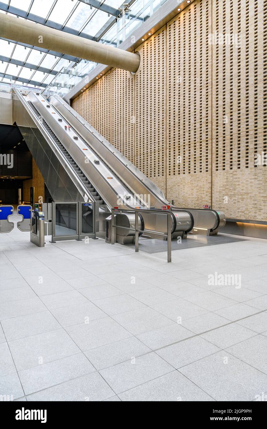 Entrée de la gare de Paddington sur la nouvelle ligne de métro Elizabeth à Londres. Avec un mur spectaculaire de briques perforées. Banque D'Images