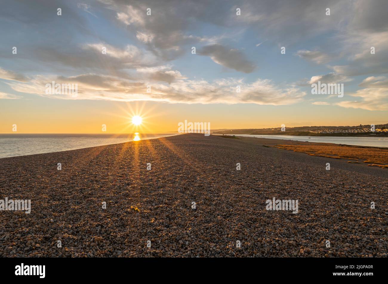 Coucher de soleil sur la plage de Chesil, partie de la côte jurassique, Dorset Banque D'Images