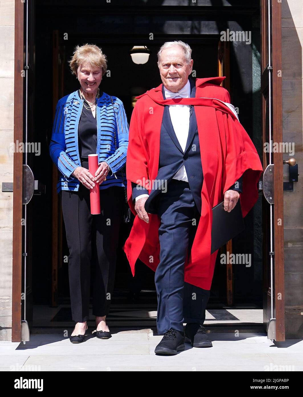 Jack Nicklaus (à droite), avec sa femme Barbara Nicklaus, après avoir été nommé citoyen honoraire de St Andrews par le Royal Burgh of St Andrews Community Council lors de la cérémonie à la salle des jeunes, à St Andrews. Date de la photo: Mardi 12 juillet 2022. Banque D'Images