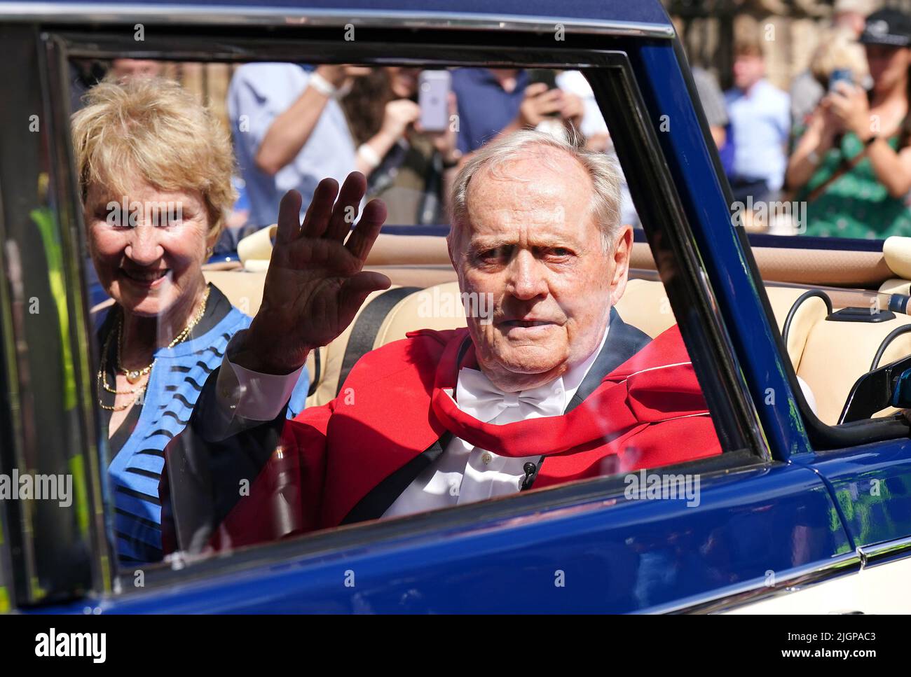 Jack Nicklaus (à droite), avec sa femme Barbara Nicklaus, se déporte devant la foule après avoir été nommé citoyen honoraire de St Andrews par le Royal Burgh of St Andrews Community Council lors de la cérémonie à la salle des jeunes, à St Andrews. Date de la photo: Mardi 12 juillet 2022. Banque D'Images