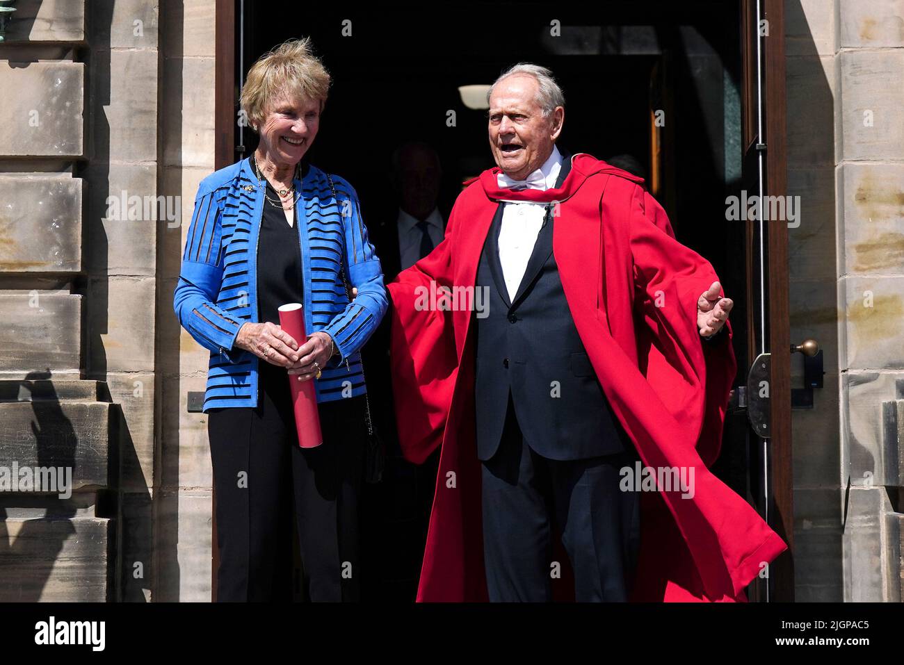 Jack Nicklaus (à droite), avec sa femme Barbara Nicklaus, après avoir été nommé citoyen honoraire de St Andrews par le Royal Burgh of St Andrews Community Council lors de la cérémonie à la salle des jeunes, à St Andrews. Date de la photo: Mardi 12 juillet 2022. Banque D'Images