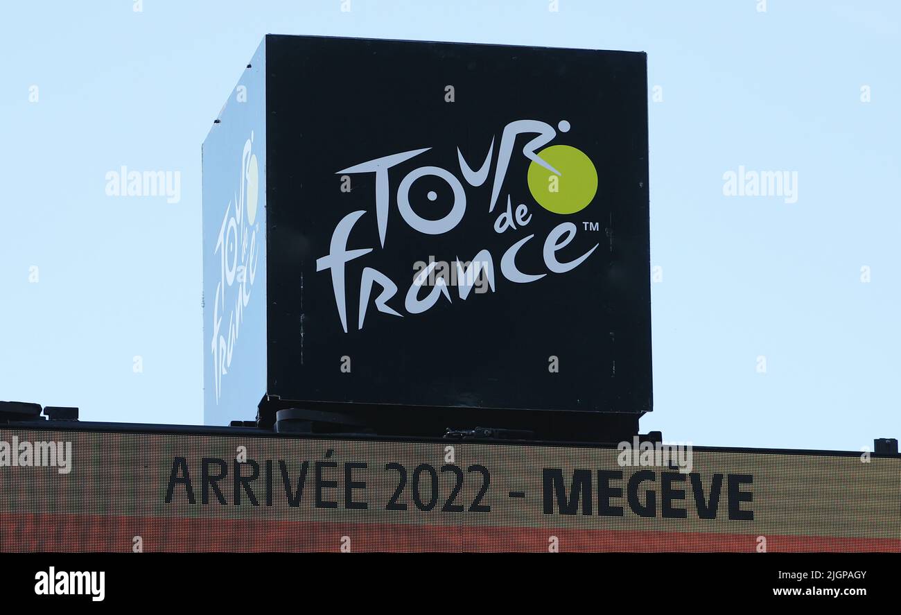 Megève, France. 12th juillet 2022. L'illustration montre le logo du Tour de France lors de la dixième étape de la course cycliste du Tour de France, une course de 148km de Morzine les portes du Soleil à Megève, France, le mardi 12 juillet 2022. Le Tour de France de cette année a lieu du 01 au 24 juillet 2022. BELGA PHOTO DAVID PINTENS - UK OUT Credit: Belga News Agency/Alay Live News Banque D'Images