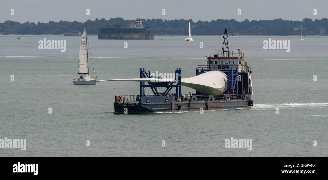 Portsmouth sud de l'Angleterre Royaume-Uni. 2022. Pale d'éolienne en tant que cargaison sur Blade Runner deux navires en cours de traversée du Solent en direction de Portsmouth Harbour. Banque D'Images
