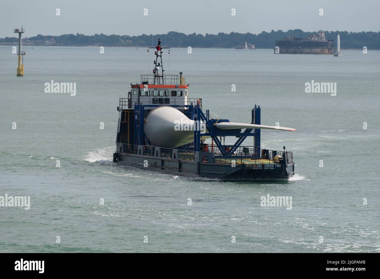 Portsmouth sud de l'Angleterre Royaume-Uni. 2022. Pale d'éolienne en tant que cargaison sur Blade Runner deux navires en cours de traversée du Solent en direction de Portsmouth Harbour. Banque D'Images
